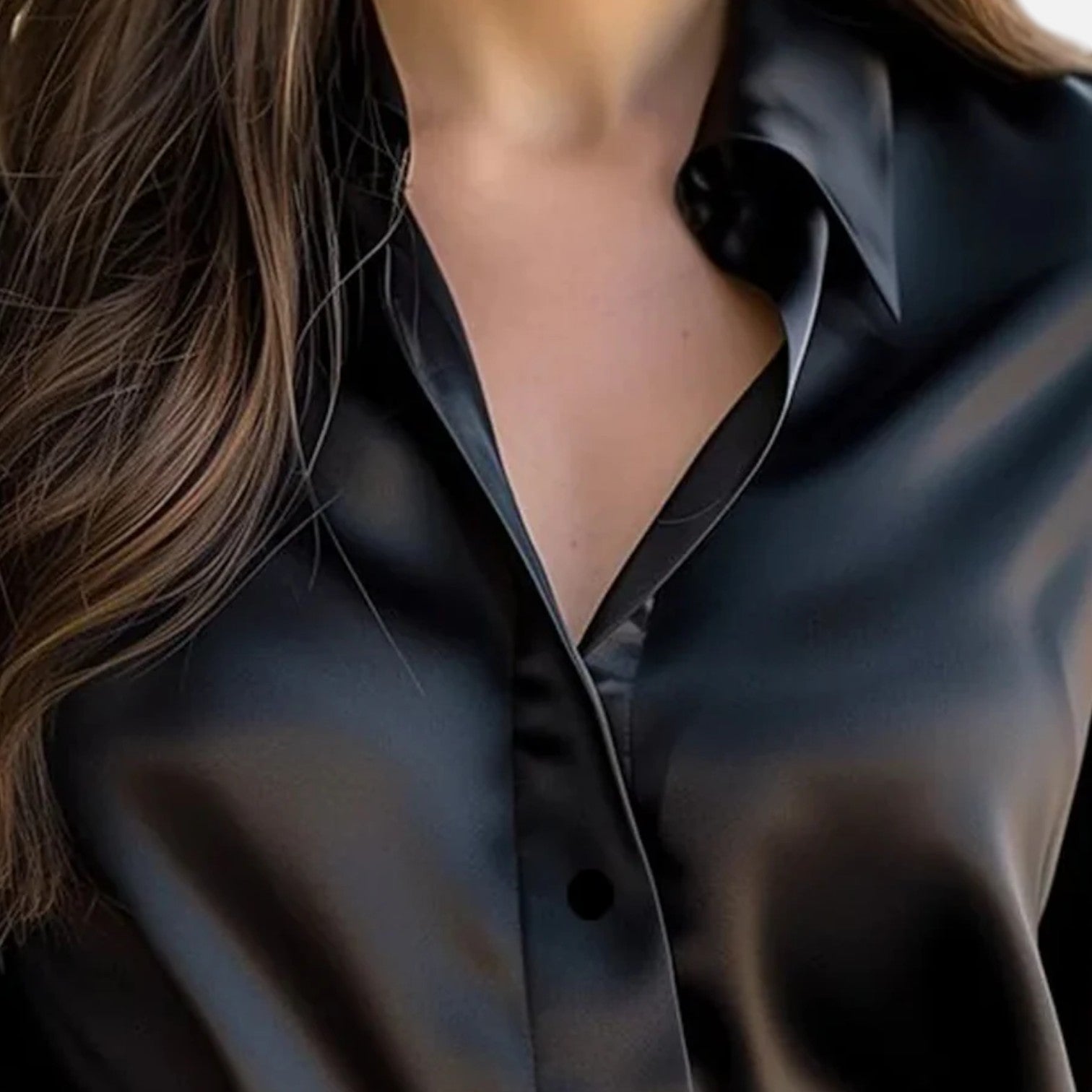 Sort silkeskjorte til kvinder, elegant design med skinnende finish. Perfekt til modebevidste kvinder, der søger stilfuldt og sofistikeret tøj.