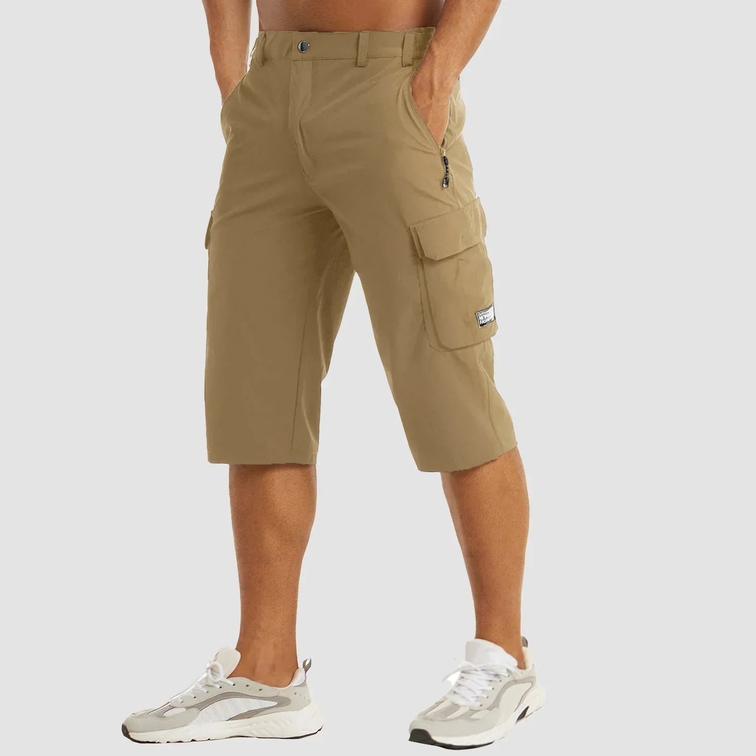 Beige cargo shorts til mænd med lommer, knælængde, afslappet pasform. Perfekt til sommer og udendørs aktiviteter. Komfortabelt og stilfuldt design.