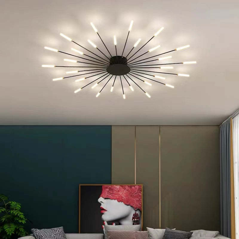 Moderne loftlampe i stjernemønster med LED-lys i stue. Stilfuldt interiør med kunstværk og grønne planter. Elegant belysning, moderne design.