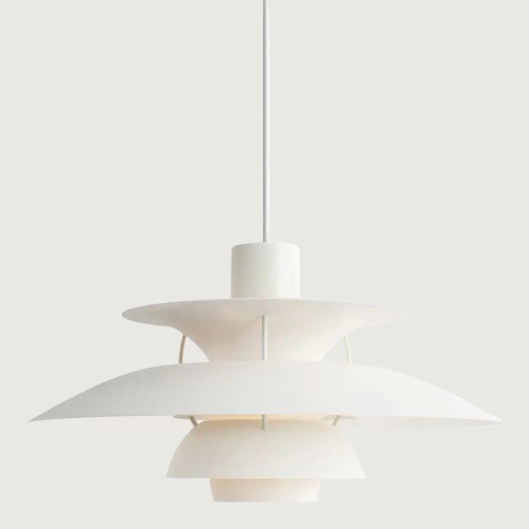 PH5 pendel lampe i hvid, designet af Poul Henningsen, ikonisk dansk belysning, moderne interiør, stilfuld og funktionel loftslampe.