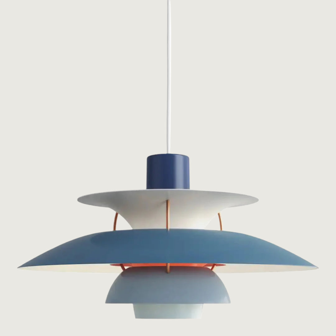 PH5 pendel lampe i blå og hvid, moderne dansk design, ikonisk belysning, Louis Poulsen, stilfuld indretning, justerbar lysfordeling.
