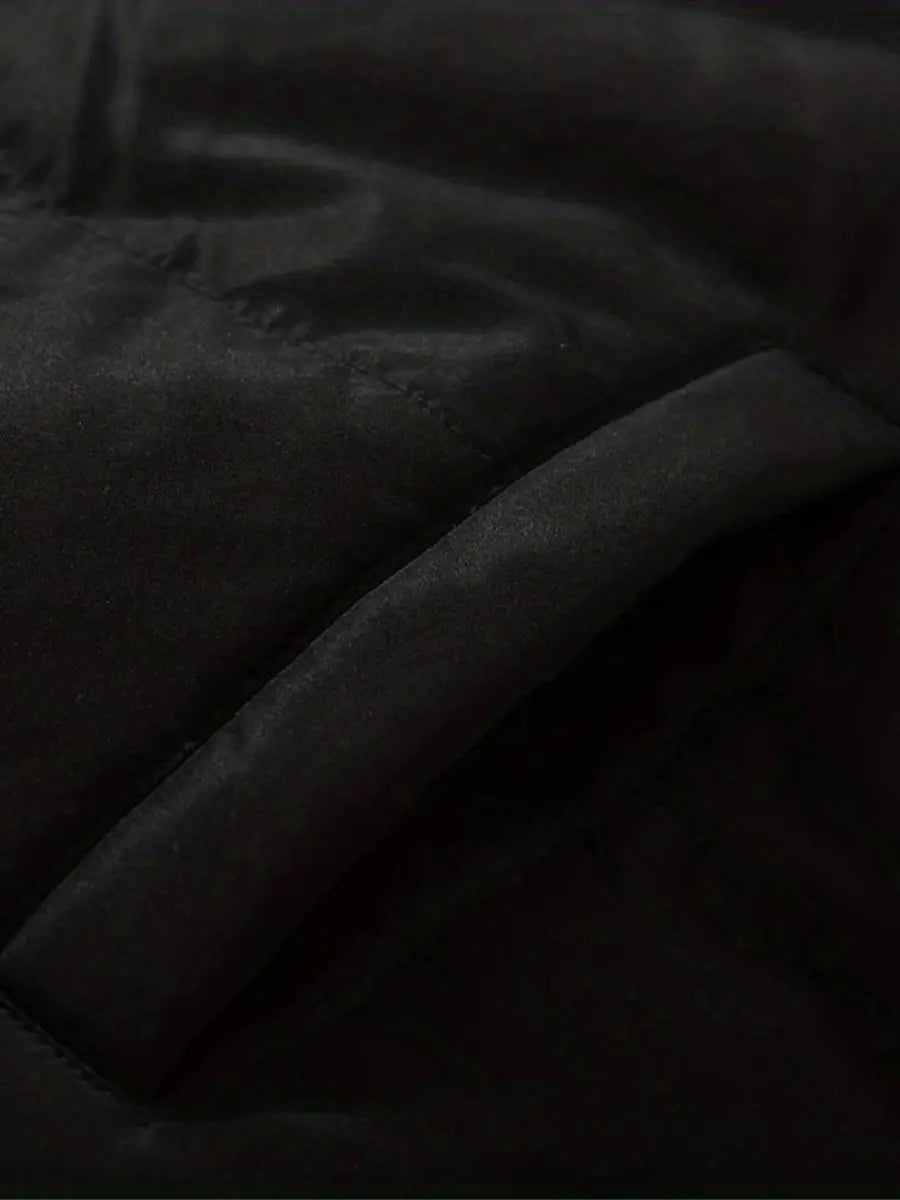 Sort dunjakke med blød, polstret overflade og diskret lynlåslomme. Vinterjakke, varm, stilfuld, praktisk overtøj til kolde dage.