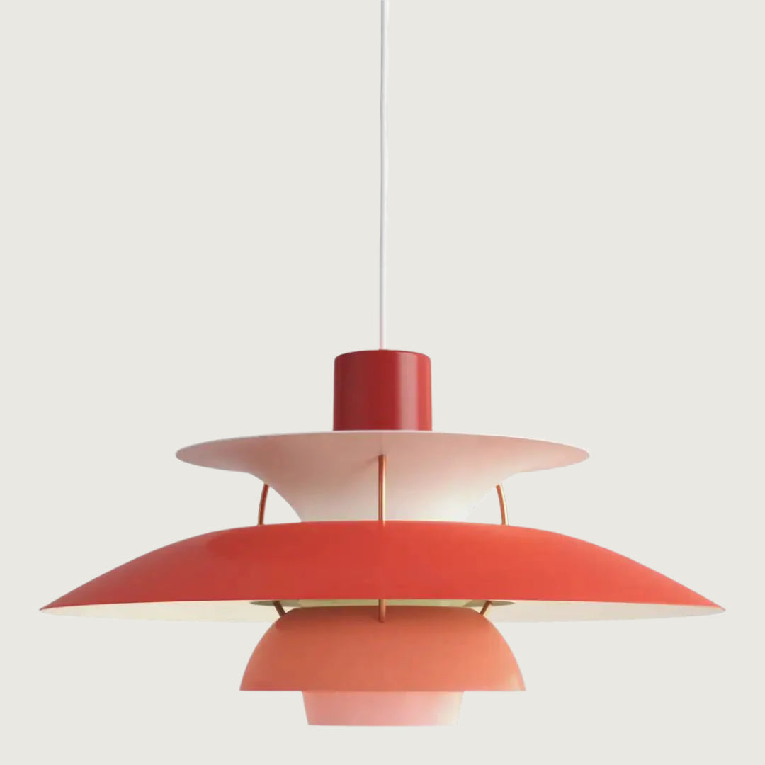 Rød PH5 pendel lampe, dansk designklassiker af Poul Henningsen, moderne belysning, ikonisk flerfarvet skærm, stilfuld indretning.