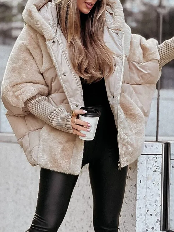Kvinde iført beige pufferjakke med hætte, sorte læderbukser og holder en kaffekop. Vintermode, trendy overtøj, stilfuldt look.