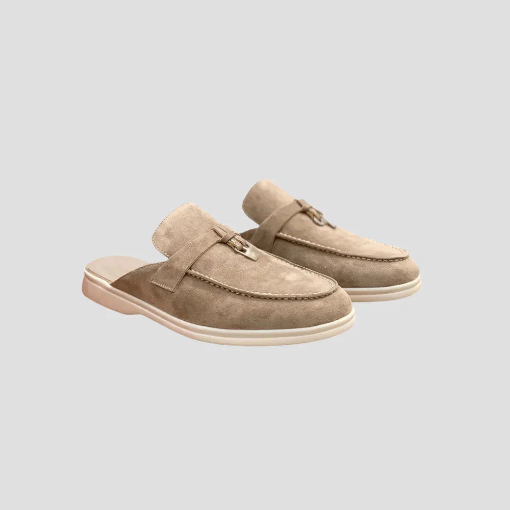 Beige loafers i ruskind med hvid sål, slip-on design og dekorativ spænde. Komfortable herresko til hverdagsbrug. Trendy fodtøj til mænd.