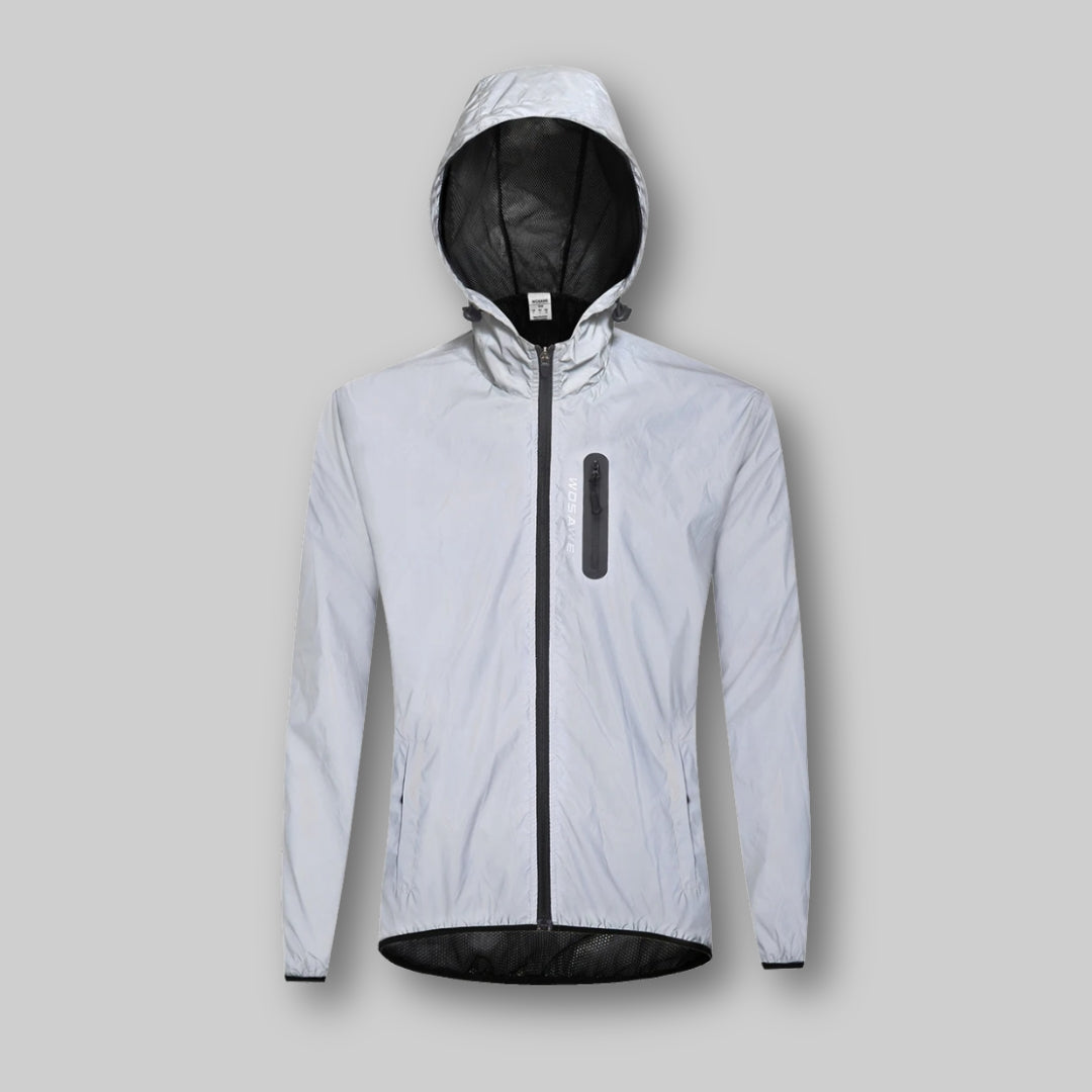 Hvid refleksjakke med hætte og lynlås, designet til udendørs aktiviteter. Letvægtsmateriale, vindtæt og vandafvisende. Perfekt til løb og cykling.