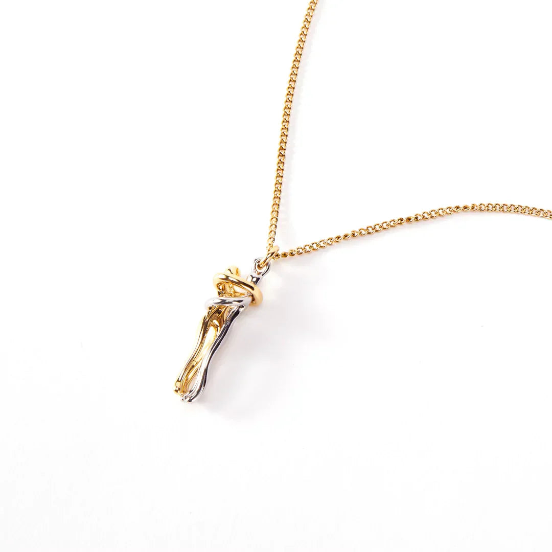 Guldhalskæde med unikt vedhæng i sølv og guld, elegant design, smykke til kvinder, moderne stil, perfekt til gave eller personlig brug.