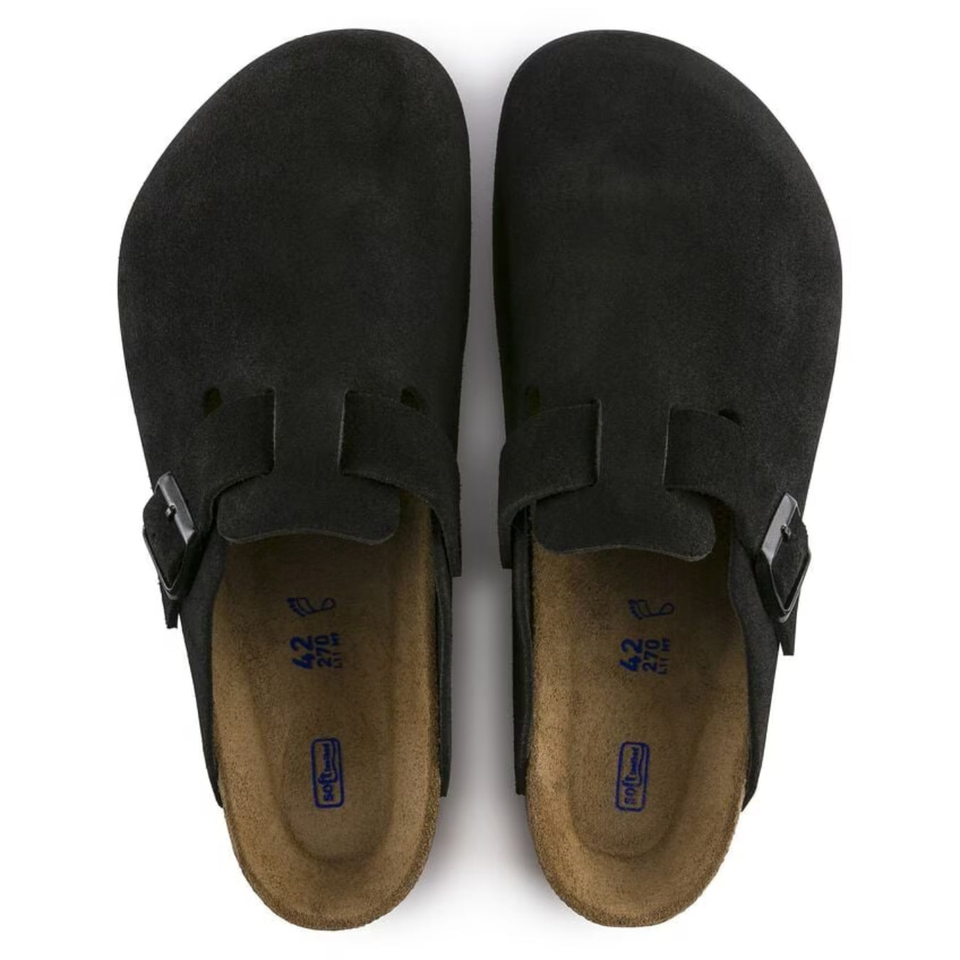 Sort Birkenstock Boston herresko i ruskind, set oppefra. Komfortable slip-on sandaler med justerbare remme og ergonomisk fodseng. Størrelse 42.