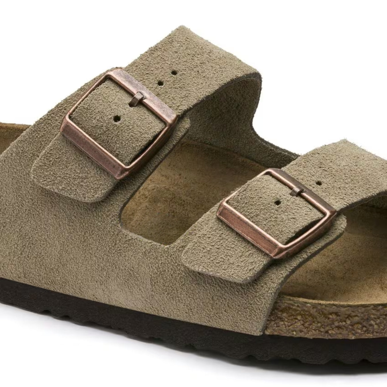 Beige Birkenstock sandal med to justerbare remme og brun sål. Komfortabel fodtøj til hverdagsbrug. Populær sandal til mænd og kvinder.