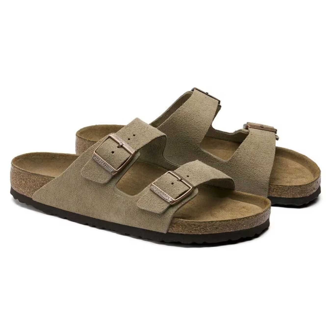 Beige Birkenstock sandaler med to justerbare remme og korksål, komfortabelt fodtøj til mænd og kvinder, ideel til sommerbrug og afslappet stil.