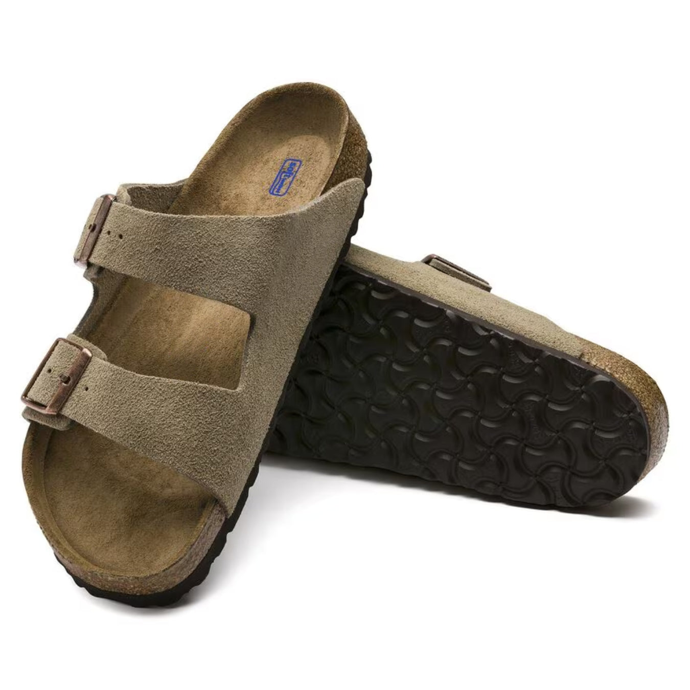 Beige Birkenstock Arizona sandaler med to justerbare remme og sort gummisål. Komfortable og stilfulde sko til hverdagsbrug.