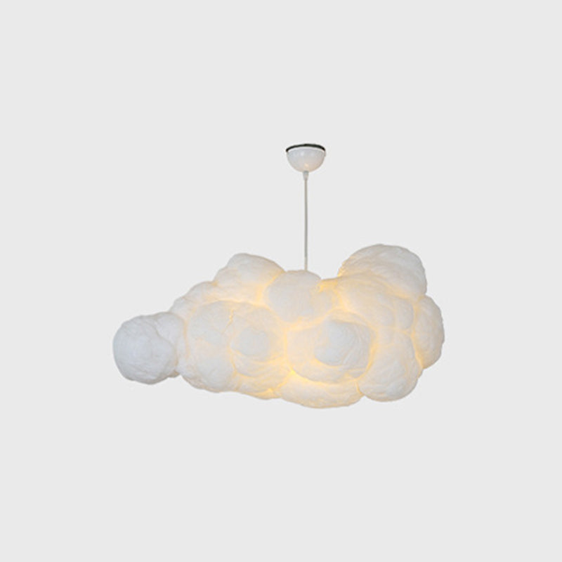 Hvid skyformet loftlampe med blødt lys, moderne design, ideel til stueindretning. Unik belysning, dekorativ lampe, skandinavisk stil.