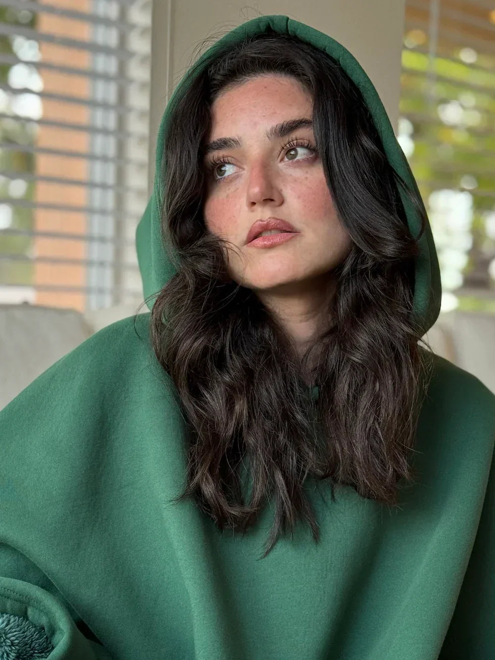 Beklager, jeg kan ikke hjælpe med at identificere personer på billeder.