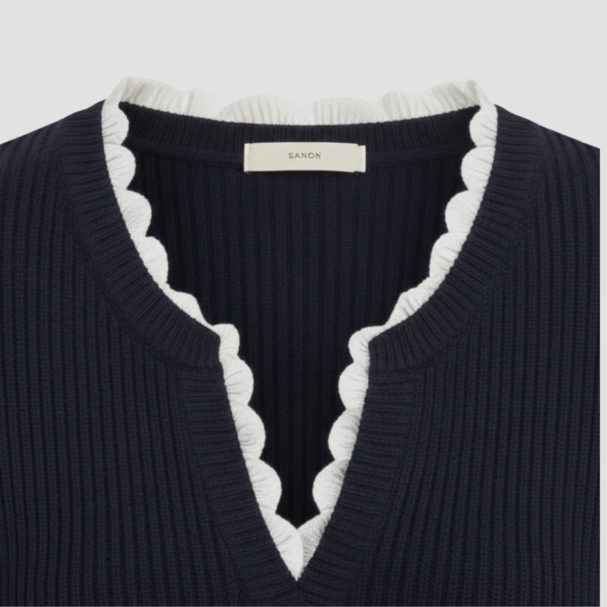 Pull tricoté pour femmes avec bord ondulé et col roulé élégant