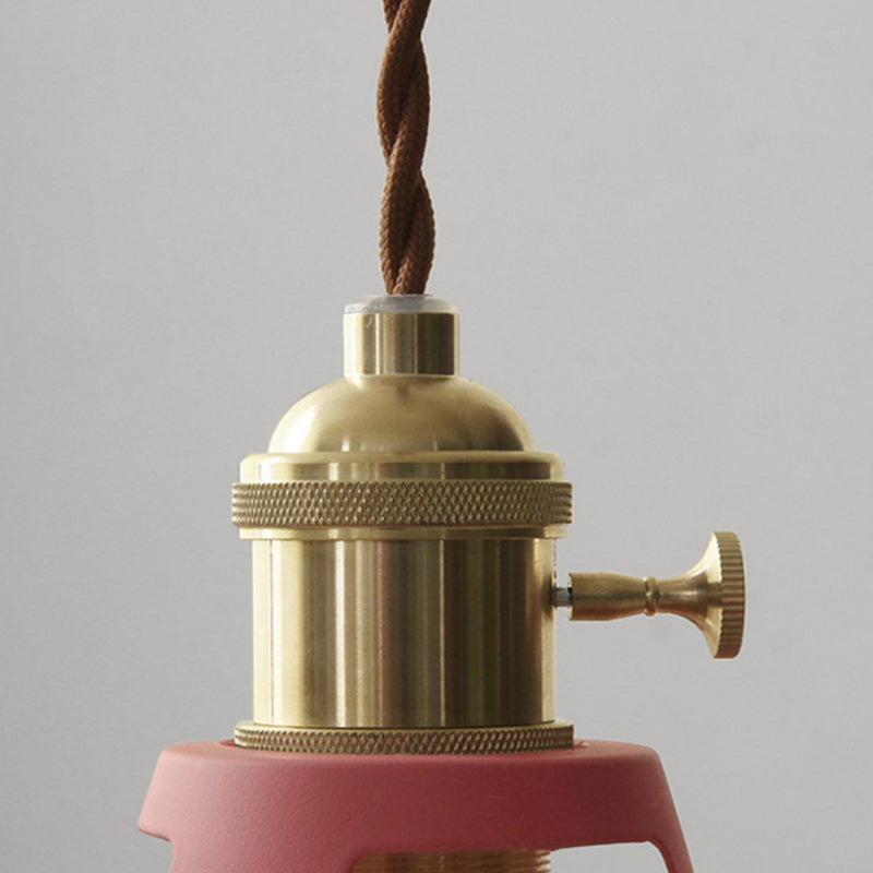 Messing fatning med brun snoet ledning og rød lampeskærm. Vintage design, industriel stil, belysning, interiør, retro lampe.