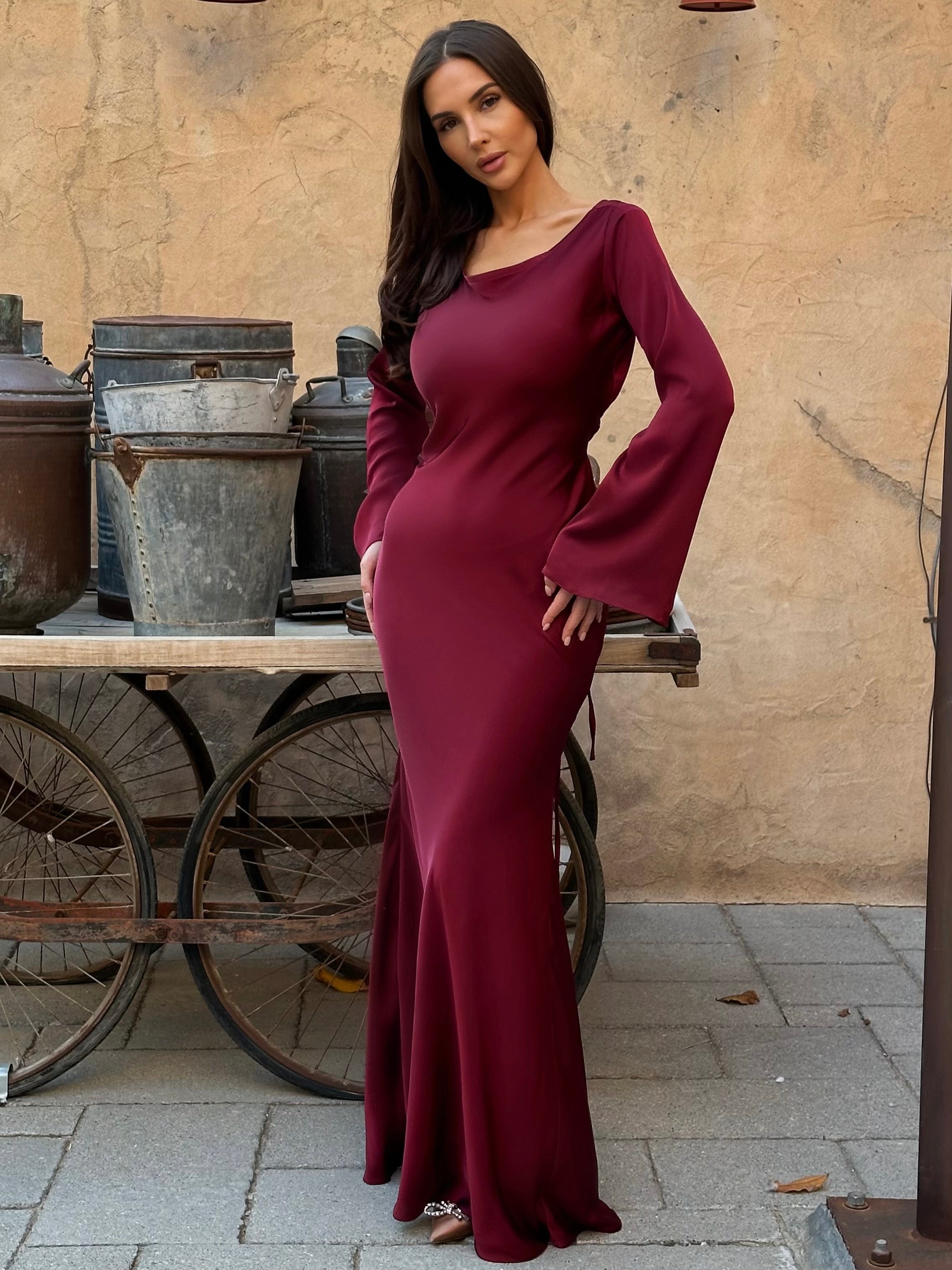 Robe longue en satin pour femmes avec manches évasées et coupe élégante
