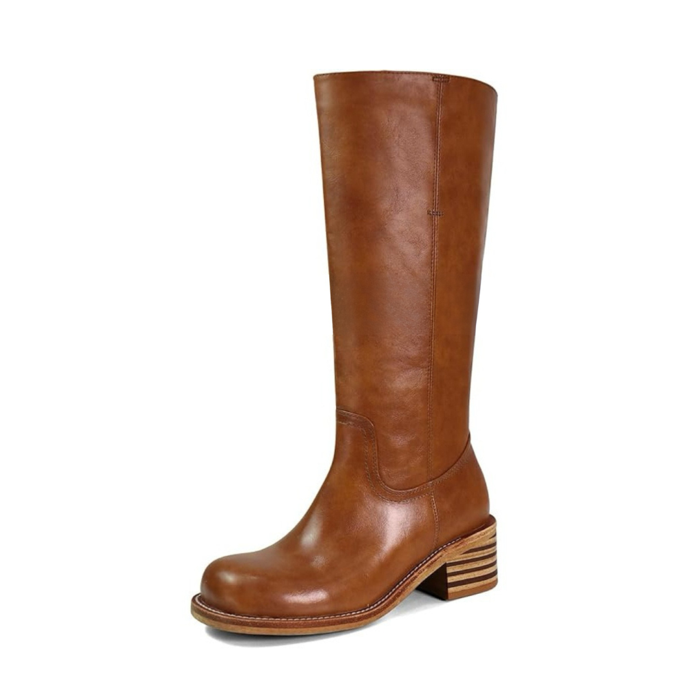 Brun læderstøvle til kvinder med lav hæl, knæhøj design, klassisk stil. Perfekt til efterårsmode og komfortabelt fodtøj.