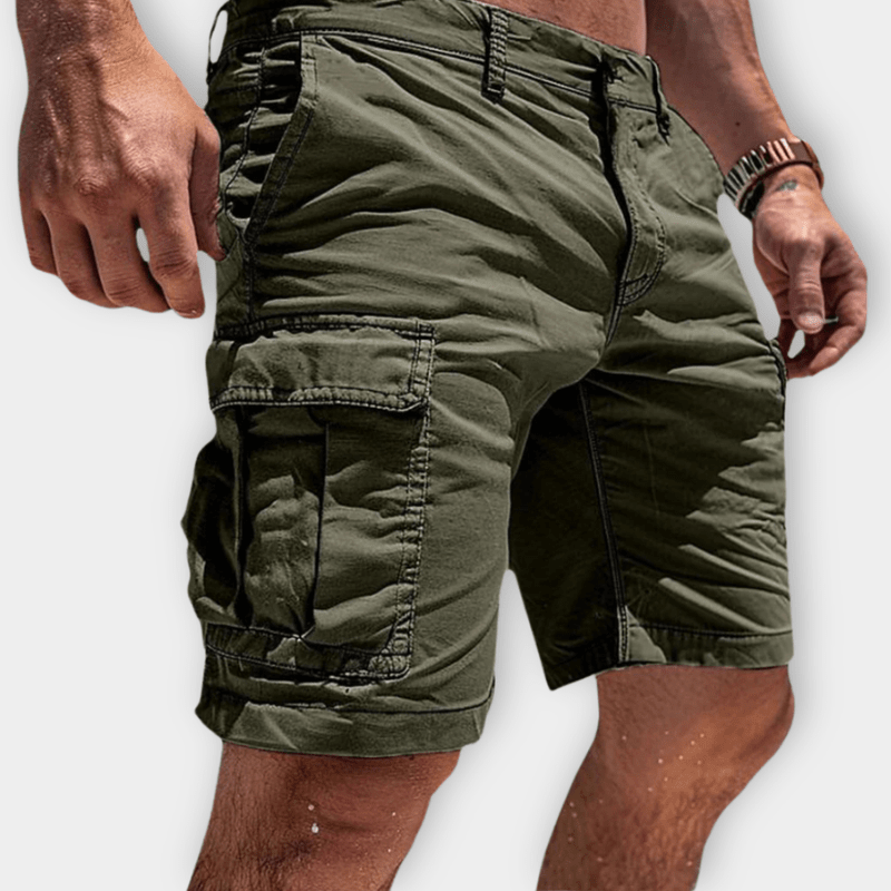 Grøn cargo shorts til mænd med lommer, afslappet pasform, velegnet til udendørs aktiviteter. Perfekt til sommermode og casual stil.