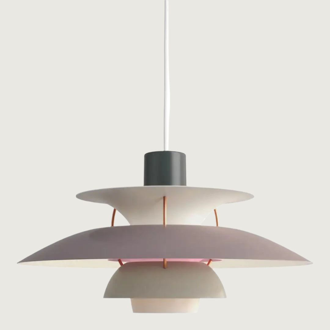 Moderne PH-lampe i hvid og grå med kobberdetaljer, hængende fra loftet. Stilfuld belysning, dansk design, ideel til stue eller køkken.