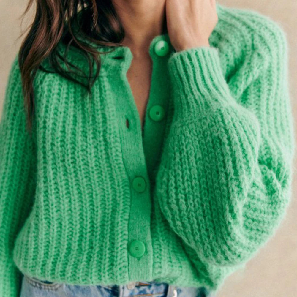 Grøn striktrøje med knapper, bæres af kvinde. Trendy, blød og varm cardigan, perfekt til efterårsmode. Strikmode, damebeklædning, casual stil.