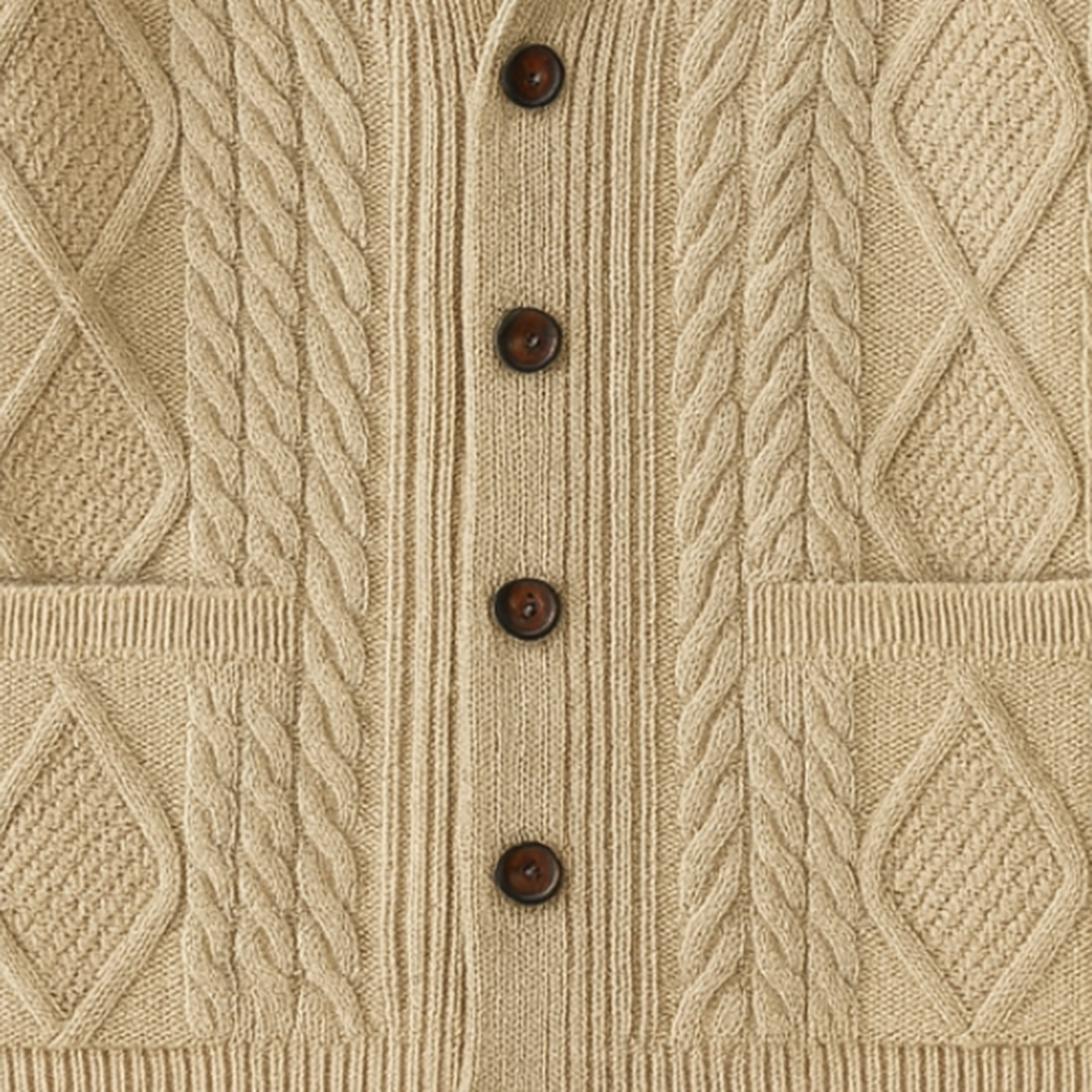 Beige striktrøje med flettemønster og brune knapper, klassisk design, varm og stilfuld, perfekt til efterår og vintermode.