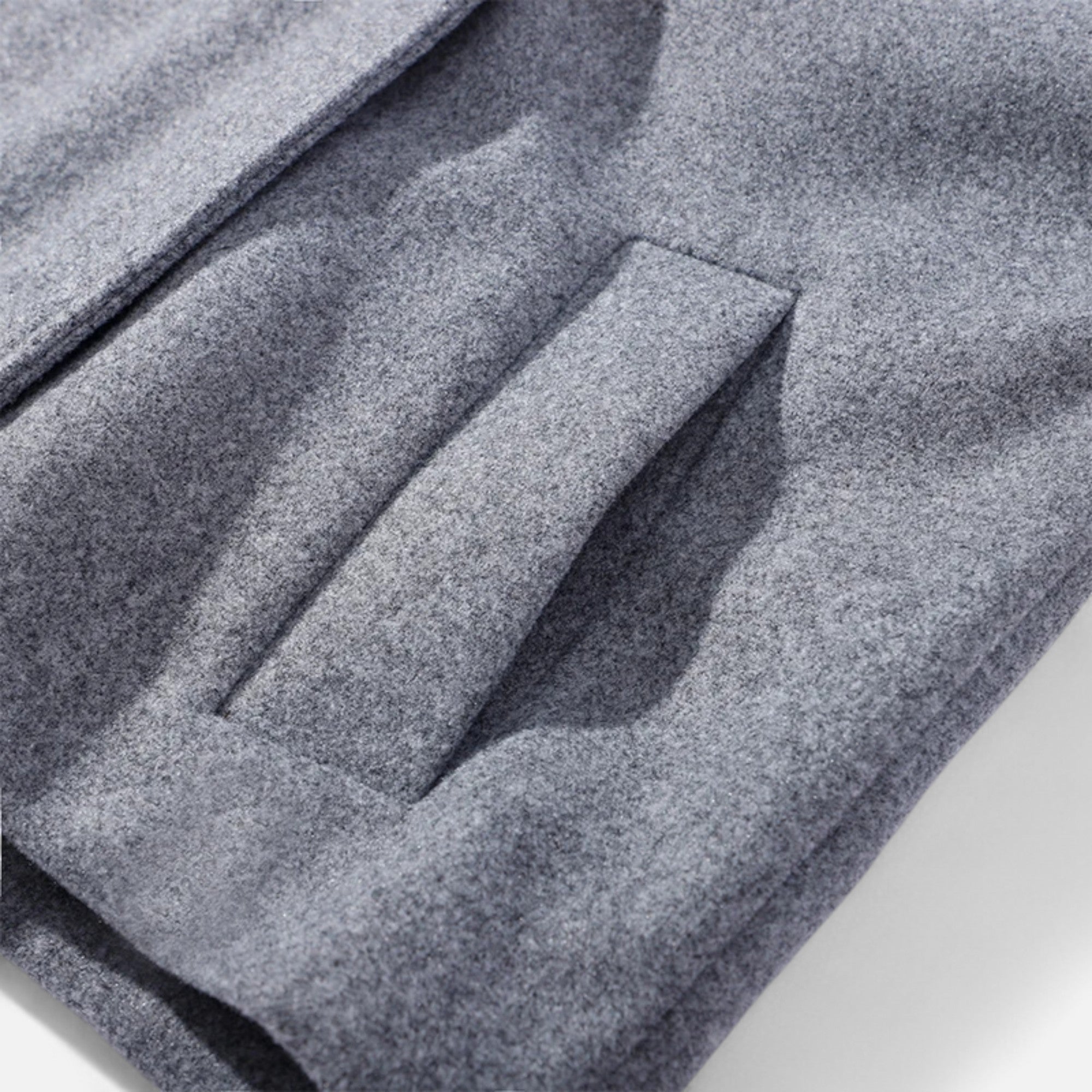 Kort vinterjakke til kvinder med høj krave og elegant finish