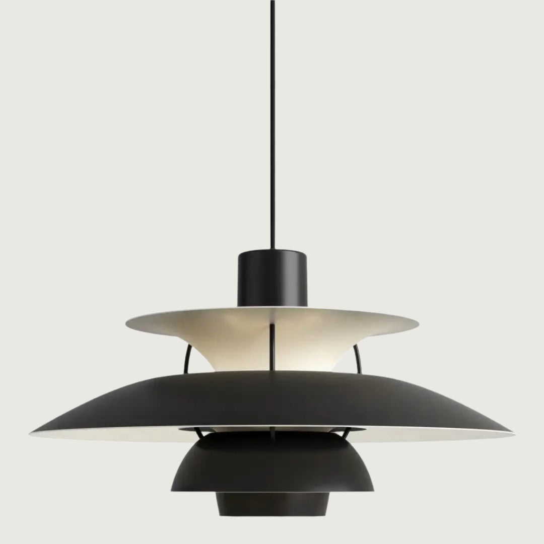 Sort PH 5 pendellampe i moderne design, ikonisk belysning fra Poul Henningsen, elegant og stilfuld til hjemmet, skandinavisk interiør.