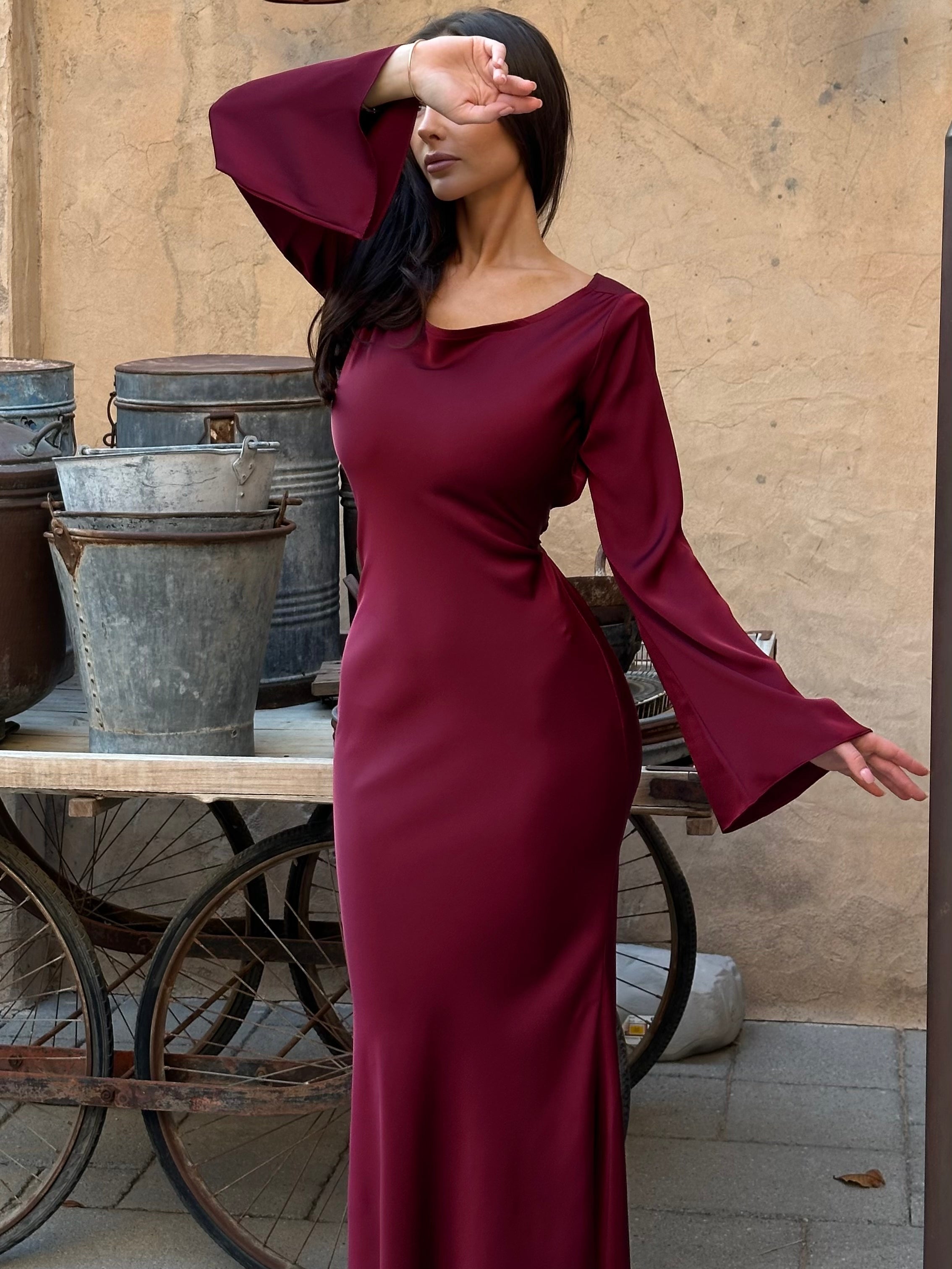 Robe longue en satin pour femmes avec manches évasées et coupe élégante