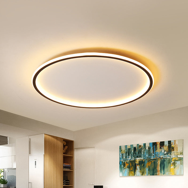 Moderne rund LED-loftlampe i stue, minimalistisk design, varm hvid belysning, energibesparende, stilfuld indretning, skandinavisk stil.