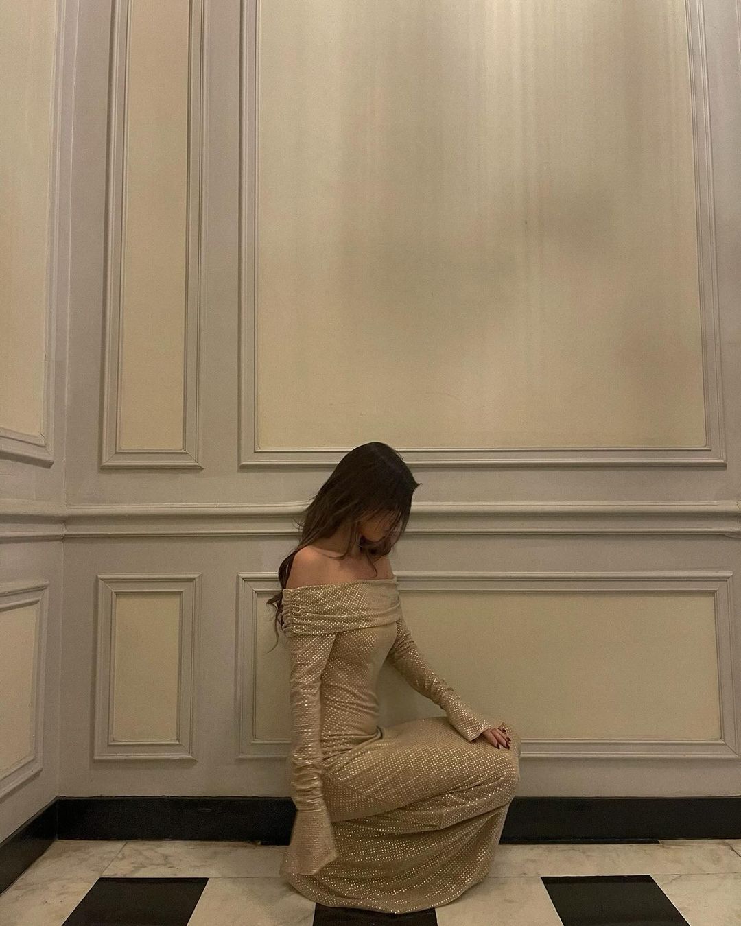 Luna - Trblietavé maxi šaty s odhalenými ramenami