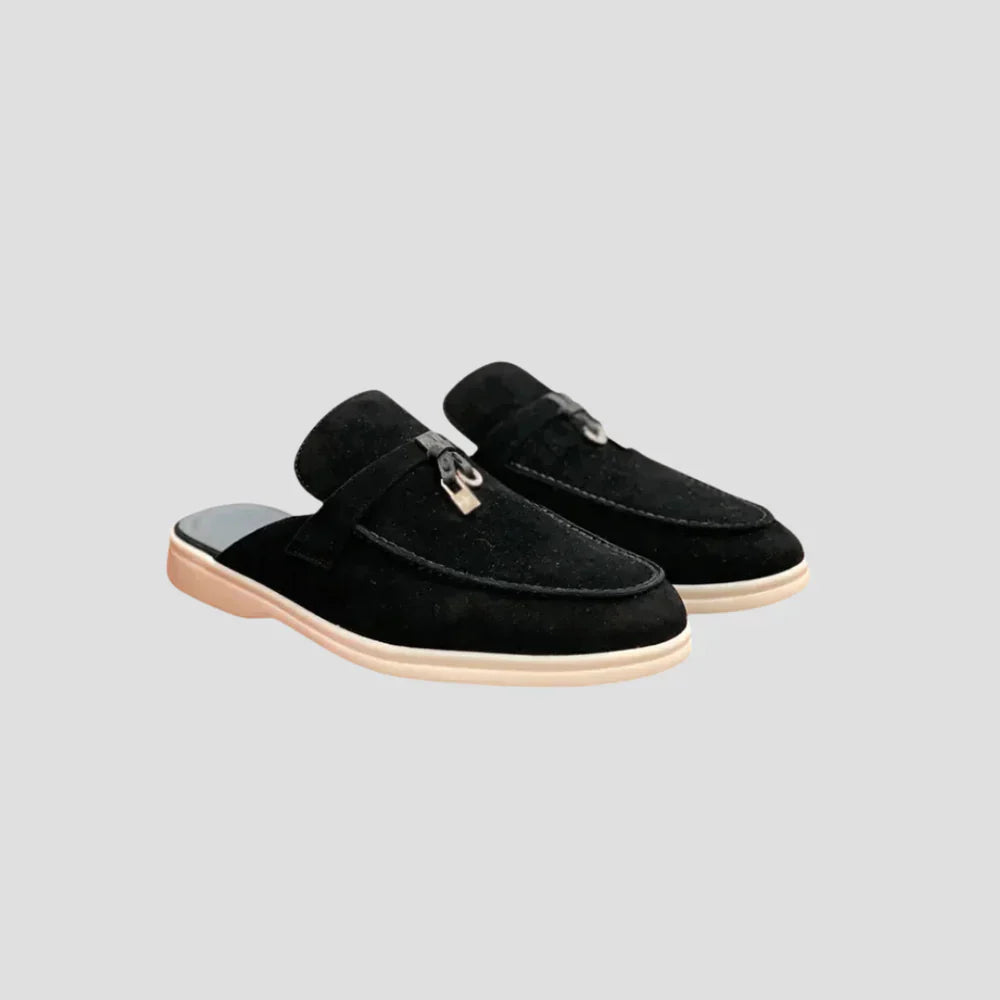 Sort loafersko til mænd med beige sål og metalspænde, stilfuldt design, perfekt til casual og formelle lejligheder. Komfortabel og moderne fodtøj.