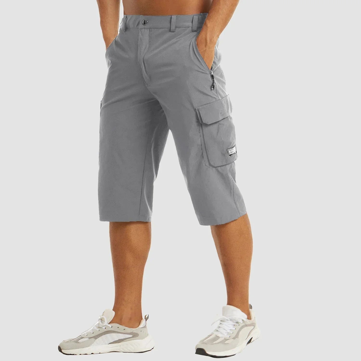 Grå cargo shorts til mænd med lommer, knælængde, afslappet pasform. Perfekt til sommer og udendørs aktiviteter. Komfortabelt og stilfuldt design.