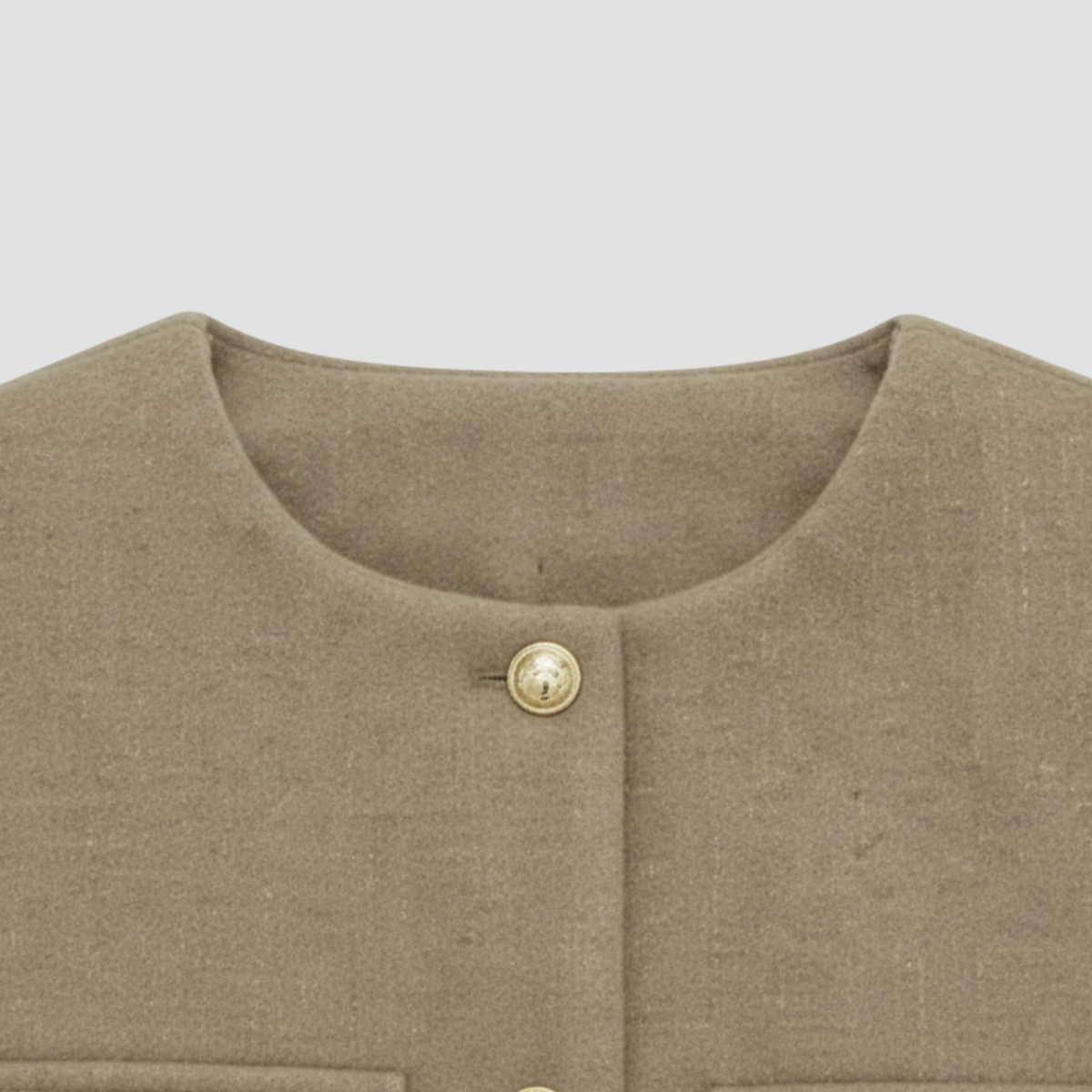 Kort blazer til kvinder med elegante guldknapper og struktureret pasform