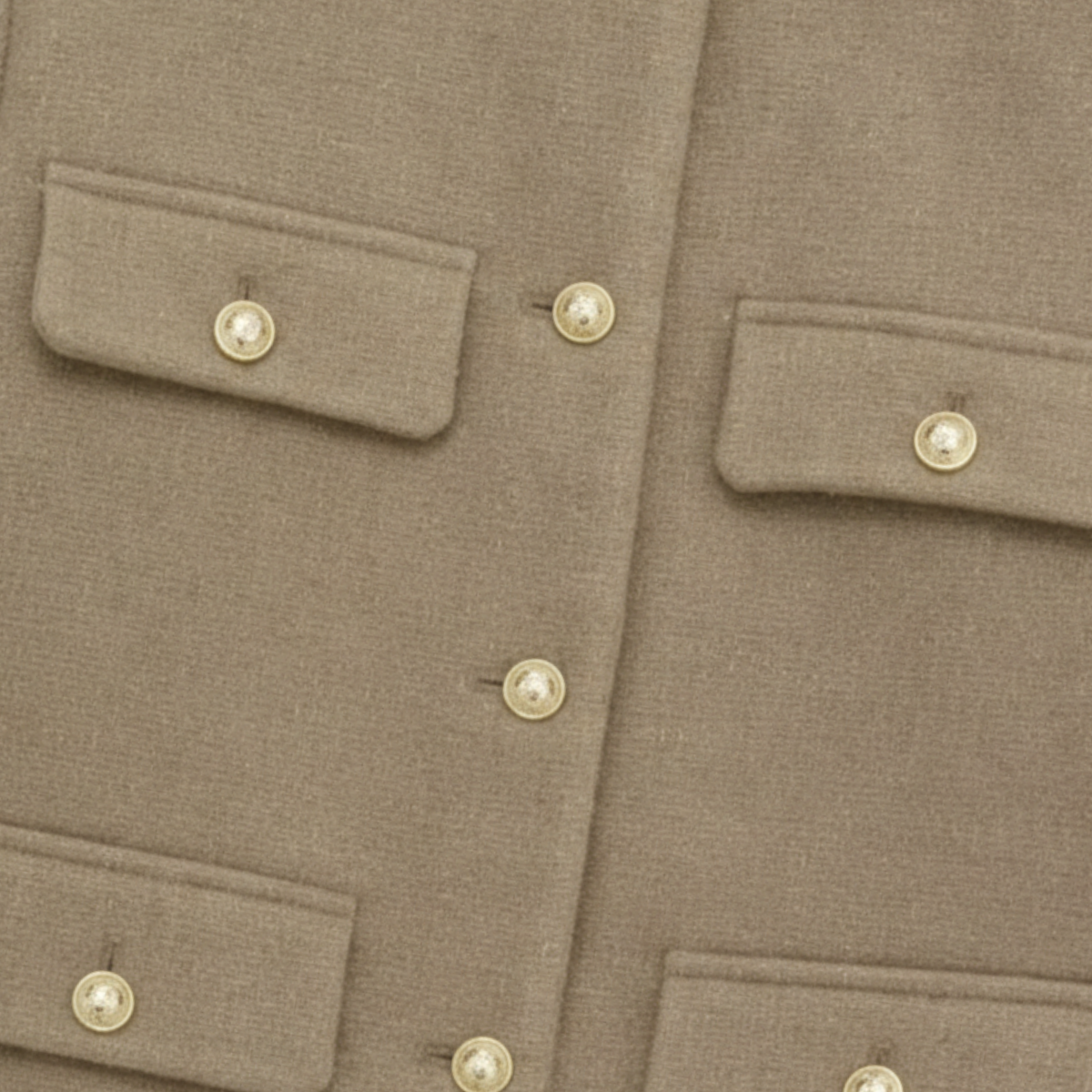 Kort blazer til kvinder med elegante guldknapper og struktureret pasform