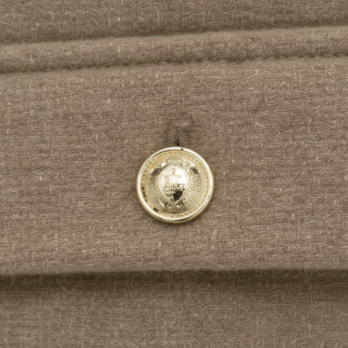 Kort blazer til kvinder med elegante guldknapper og struktureret pasform