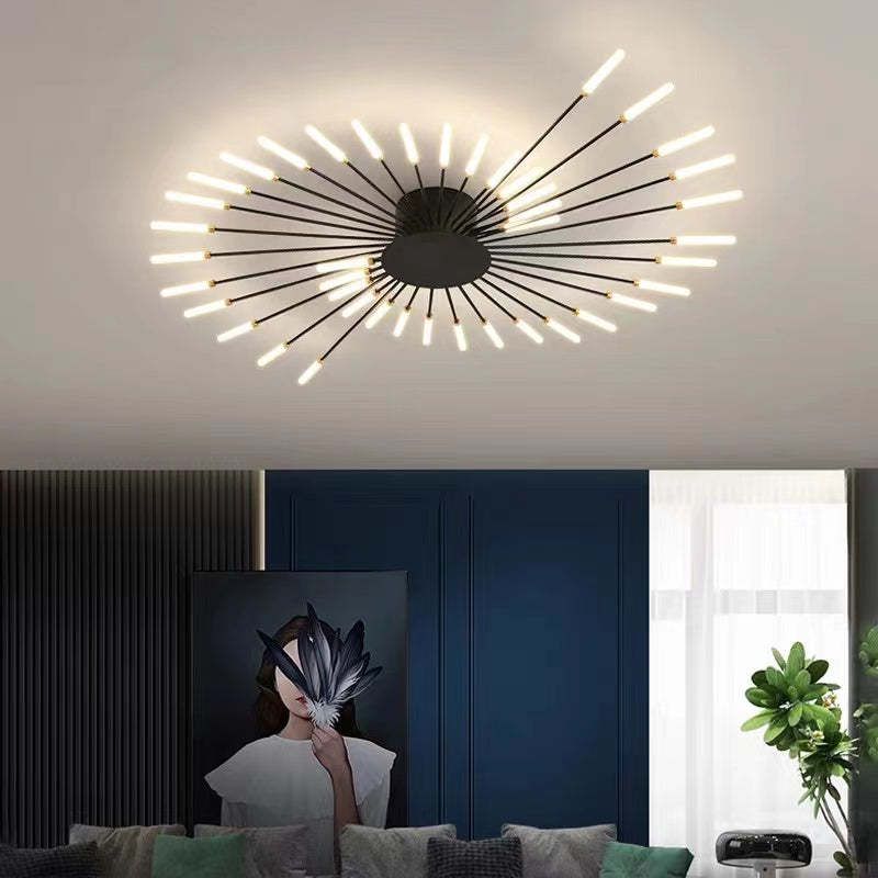 Moderne loftlampe i spiraldesign med LED-lys, elegant belysning i stue med kunstværk og grøn plante, stilfuld indretning, energibesparende.