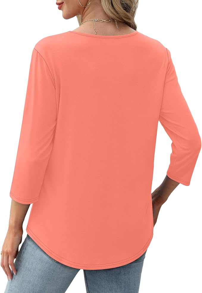 Kvinde iført koralfarvet bluse med trekvartærmer, set bagfra. Perfekt til casual stil. Blød, behagelig pasform.