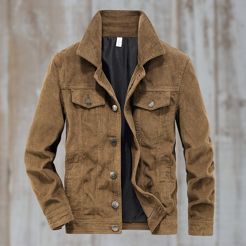 Brun fløjlsjakke til mænd med knapper, to brystlommer og opretstående krave. Stilfuldt herretøj, perfekt til efterår og vinter.