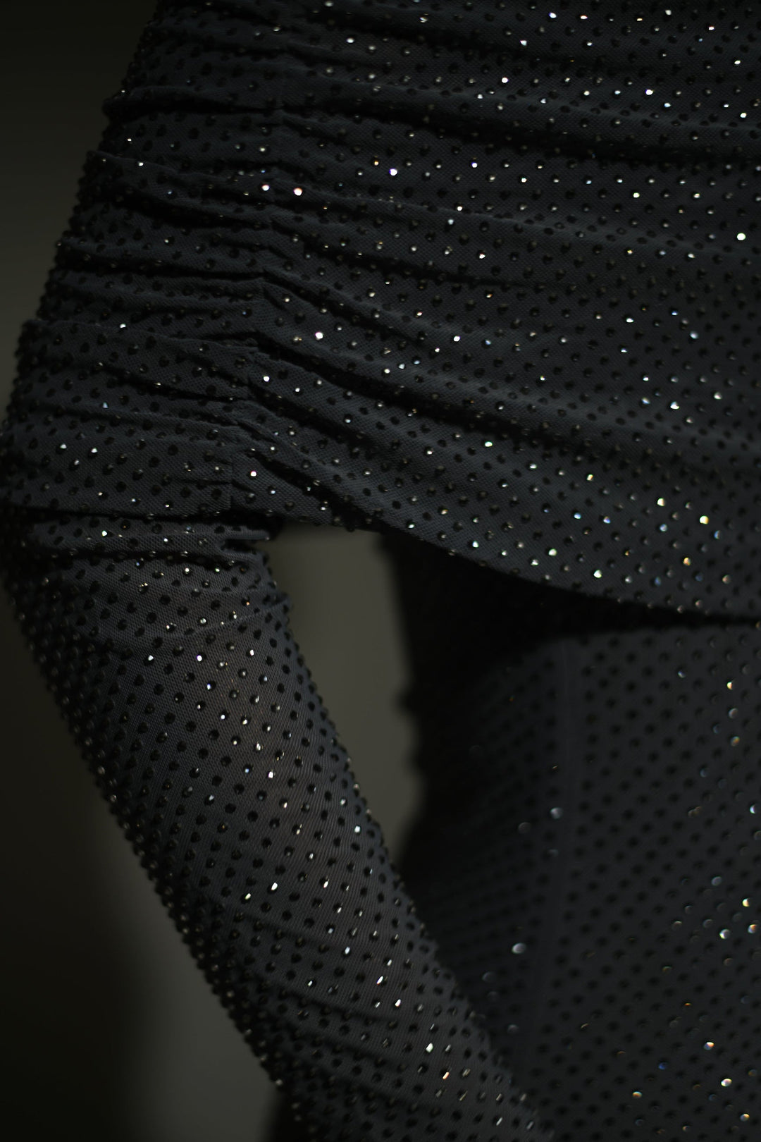 Luna - Trblietavé maxi šaty s odhalenými ramenami