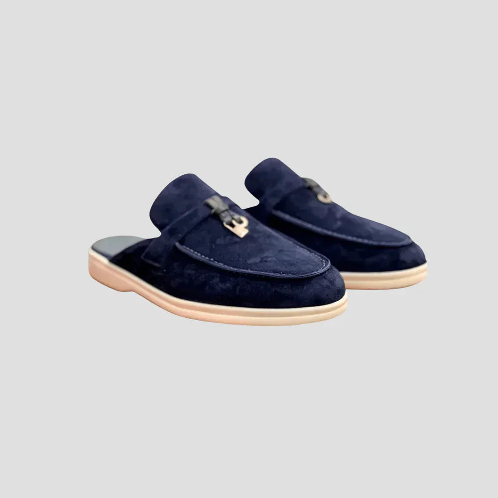 Mørkeblå herre loafers i ruskind med lyse såler og metalspænde, stilfuldt fodtøj til mænd, perfekt til både formelle og afslappede anledninger.