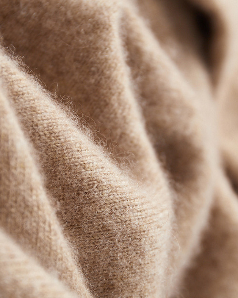 Beige kashmiruld tekstur, blød og luksuriøs. Perfekt til vintertøj, striktrøjer og tørklæder. Høj kvalitet, varm og behagelig.