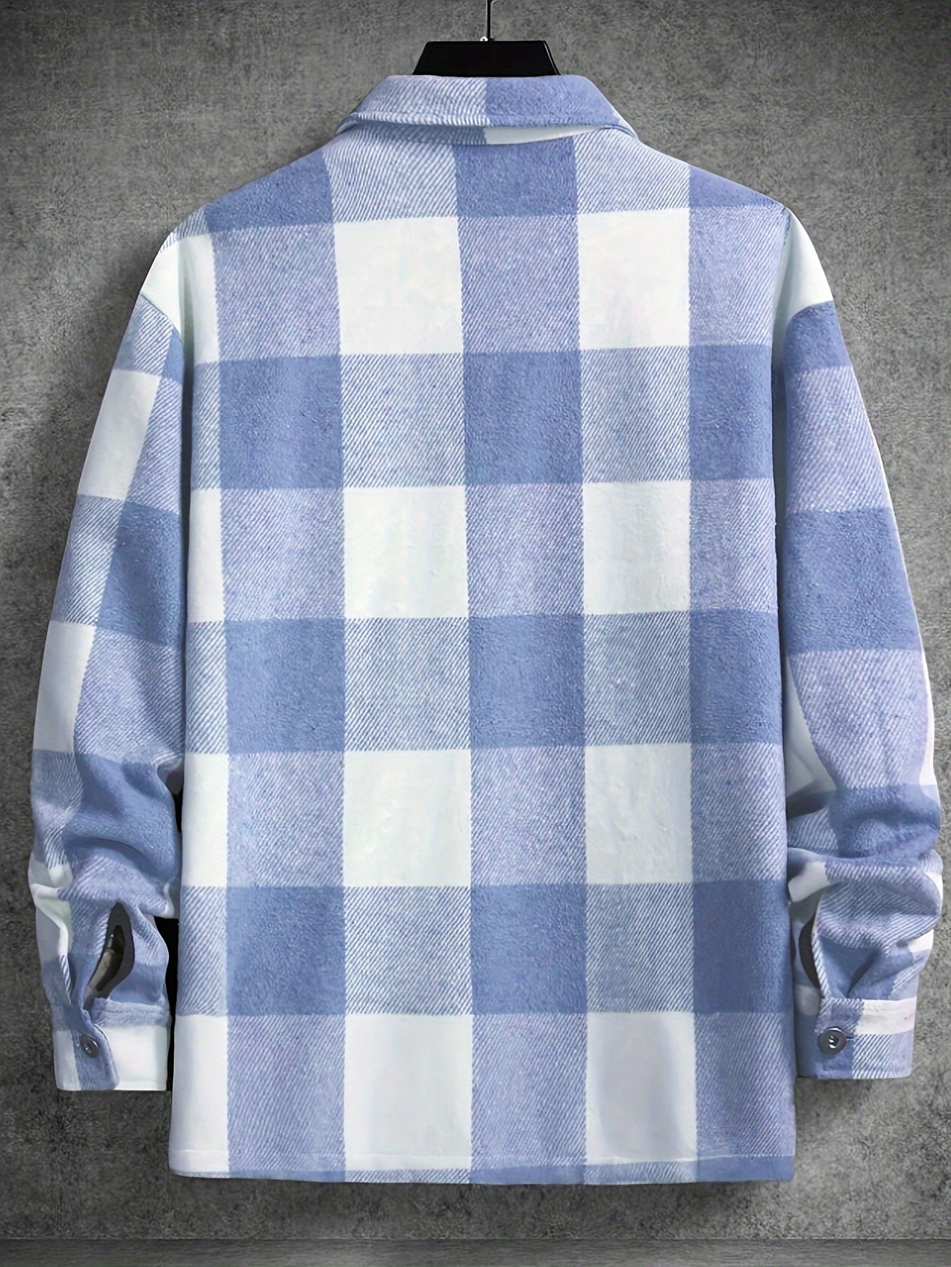 Blå og hvid ternet skjorte på grå baggrund, langærmet med knapper. Moderne herremode, casual stil, perfekt til efterår og vinter.