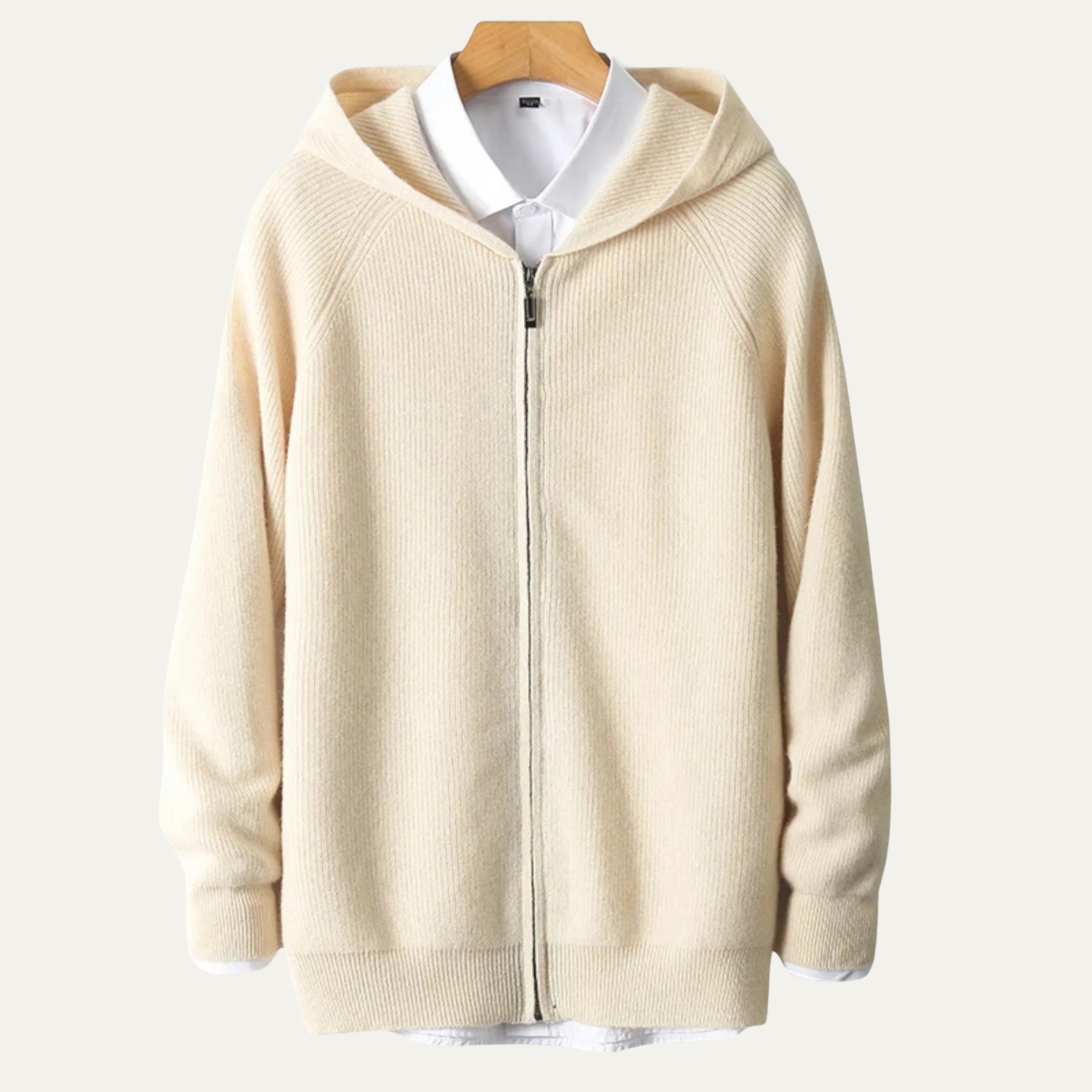 Beige hættetrøje med lynlås og hvid skjorte på bøjle. Stilfuldt og moderne design, perfekt til casual og smart-casual outfits.