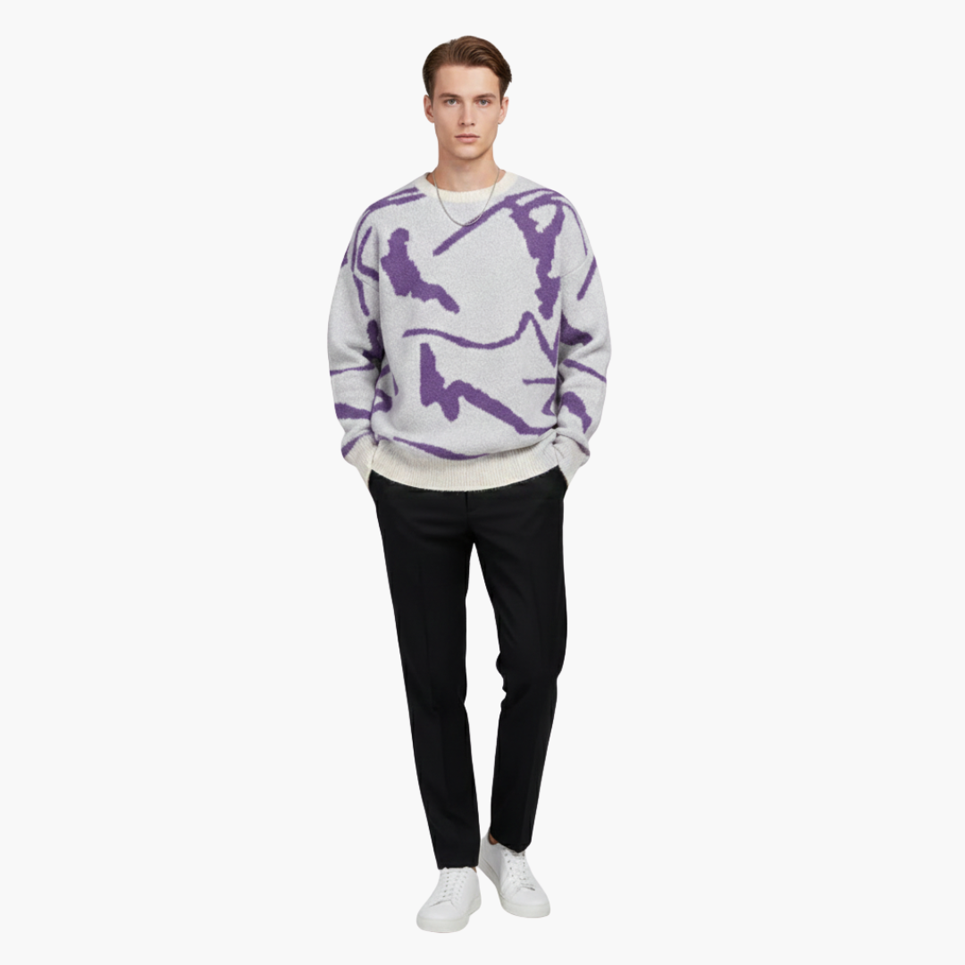 Mand iført hvid og lilla mønstret sweater, sorte bukser og hvide sneakers. Moderne herremode, afslappet stil, trendy outfit.