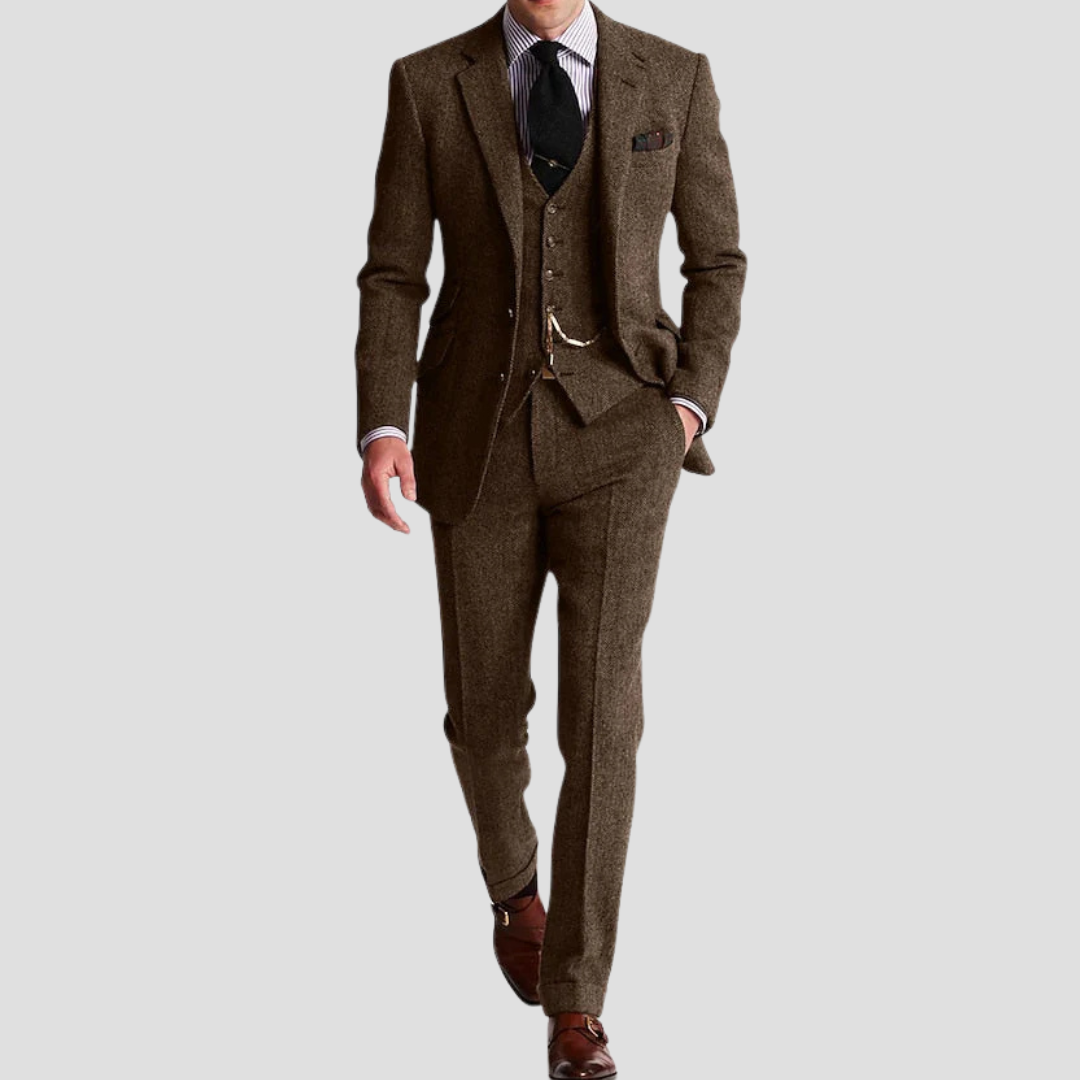 Brun tweed jakkesæt til mænd med vest, slips og lommeur. Klassisk herremode, formelt tøj, elegant stil. Perfekt til business eller bryllup.