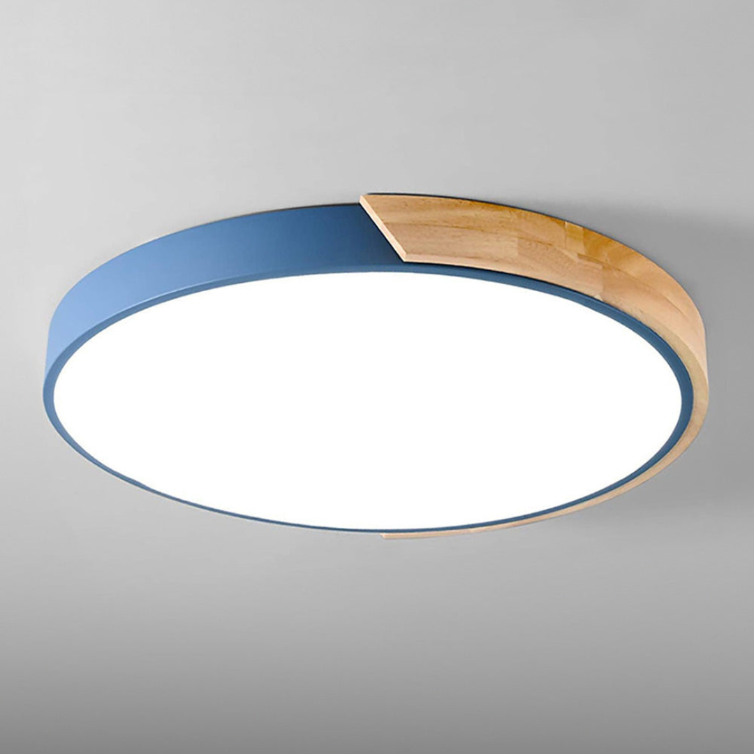 Rund loftlampe i moderne design med blå og træfarvet kant. LED belysning, minimalistisk stil, ideel til stue eller kontor.