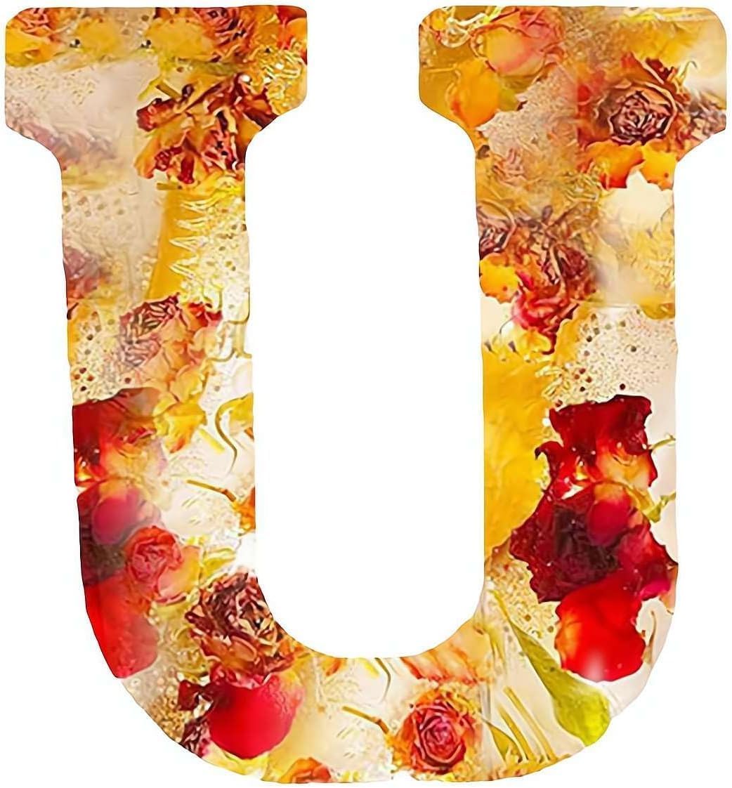 Bogstavet U dekoreret med tørrede blomster og blade, farverig kunst, unik vægdekoration, kreativ interiørdesign, håndlavet bogstavkunst.