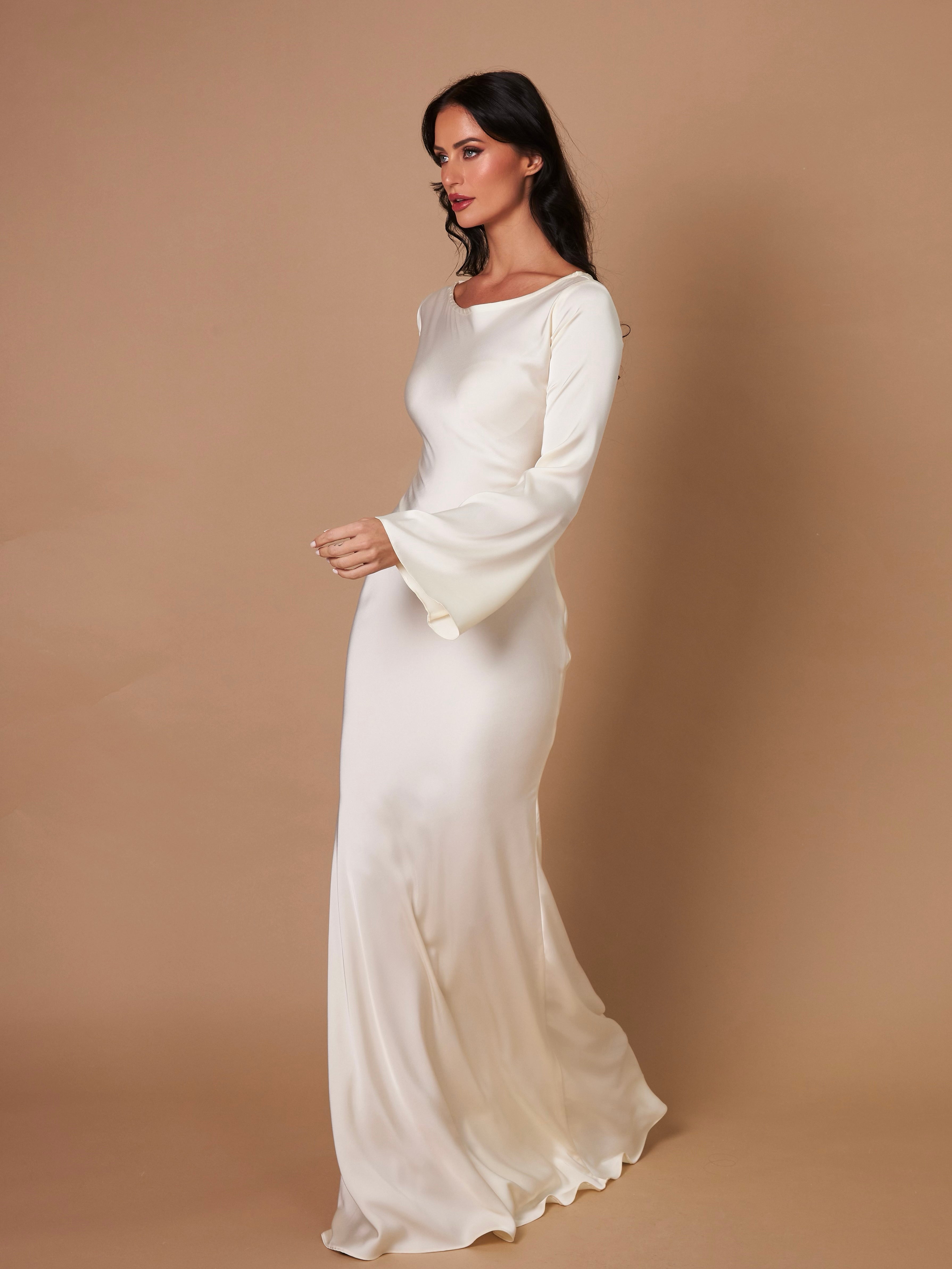 Robe longue en satin pour femmes avec manches évasées et coupe élégante
