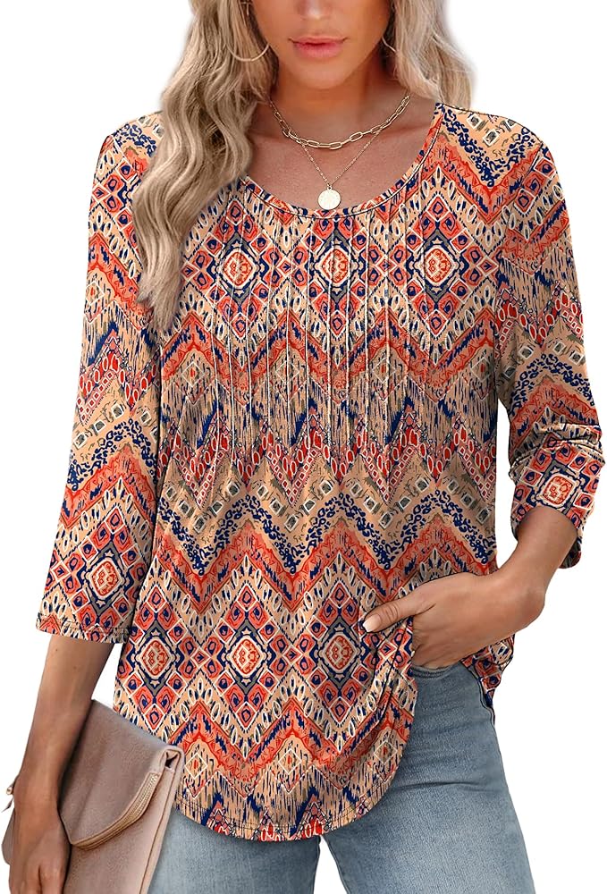 Kvinde iført farverig boheme-bluse med geometrisk mønster, 3/4-ærmer og rund hals. Perfekt til afslappet stil. Hun holder en beige taske.