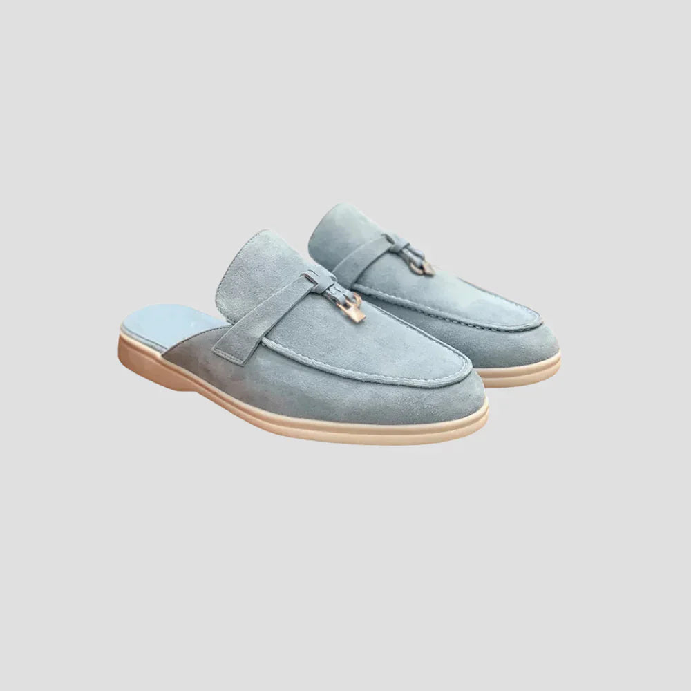 Lyseblå loafers til mænd i ruskind med beige sål og dekorativ spænde. Moderne herresko, stilfuldt design, komfortabel pasform.